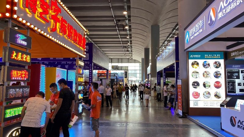 服装店喷绘墙布背景墙，如何打造个性空间？**