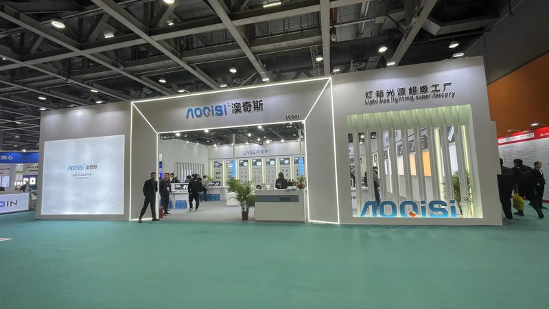 上海服装店喷绘背景墙，如何打造视觉焦点？**